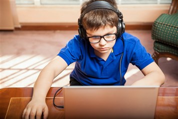 هل يُدمن طفلكِ الالعاب الالكترونية؟ اكتشفي مخاطرها والخطوات التي يجب القيام بها